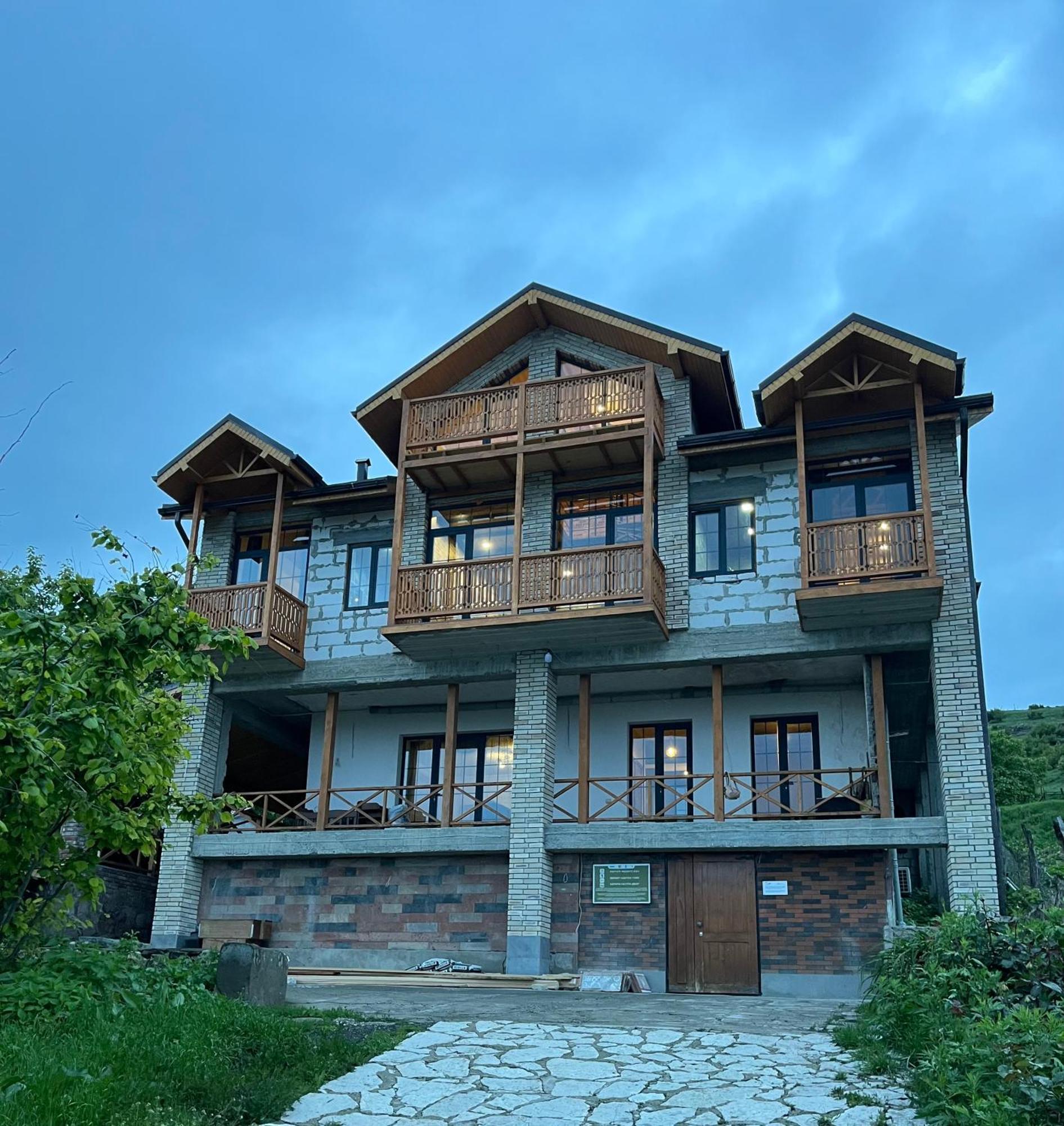 Berkri Gastro Yard & Guest House Yenokavan Dış mekan fotoğraf